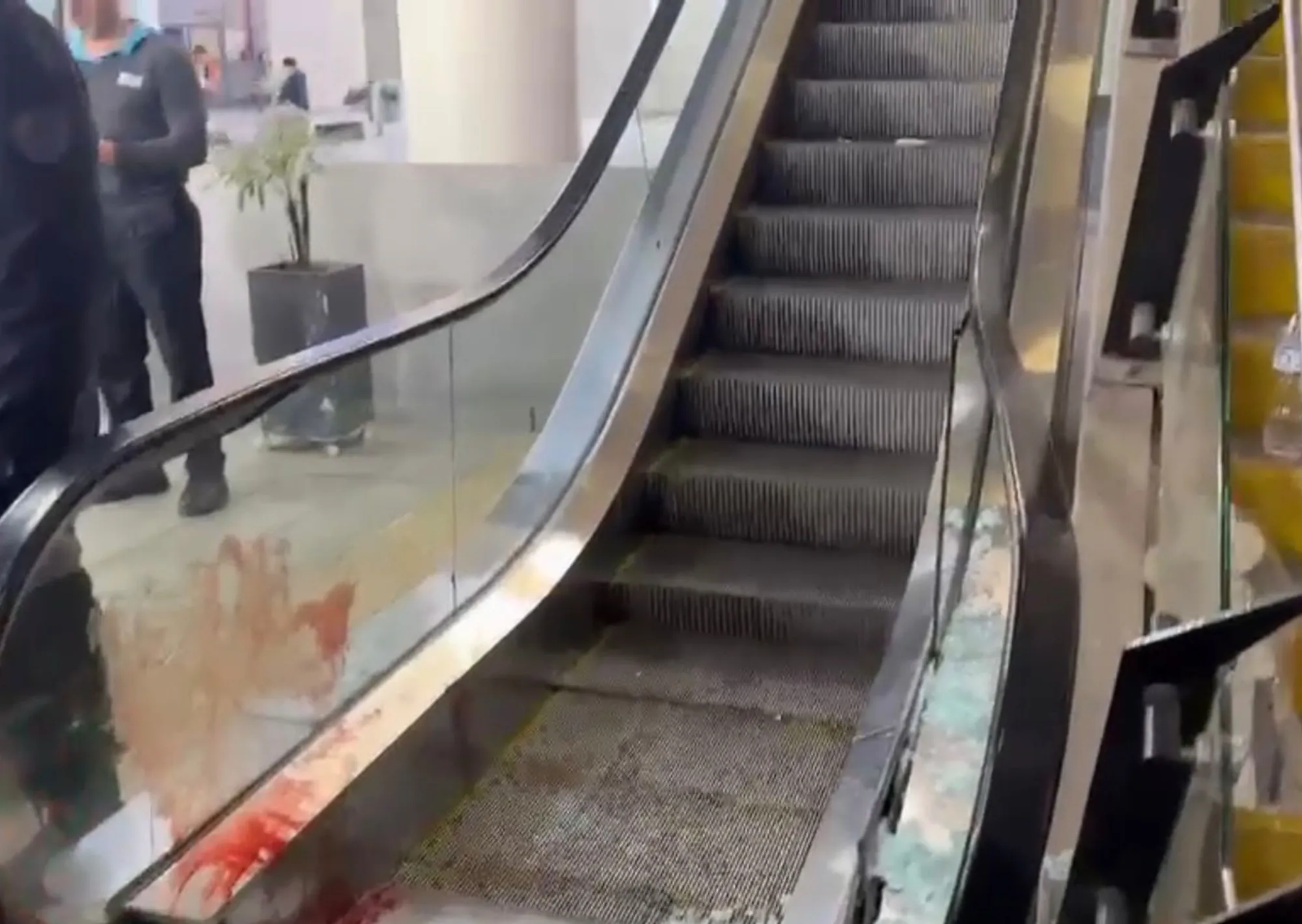 Colapsó una escalera mecánica en la estación Sáenz del ferrocarril Belgrano Sur y hay varios heridos