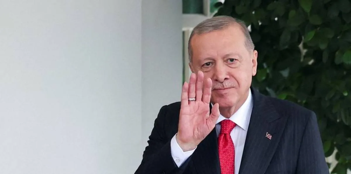 El insólito regalo de Erdogan a los líderes de la OTAN: un revólver con munición