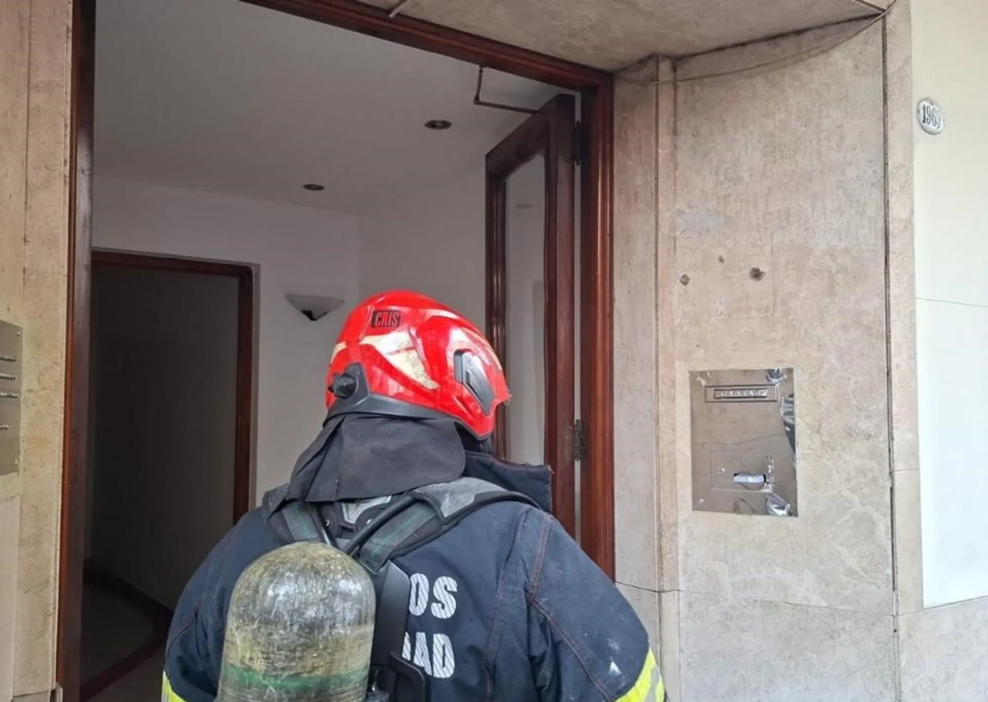 Incendio en un edificio de Palermo: una mujer quedó atrapada y tuvo que ser rescatada