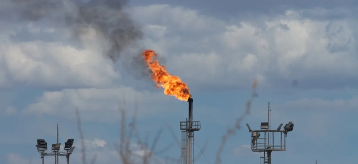 Los precios del petróleo caen tras el inicio de las conversaciones entre Estados Unidos e Irán en Suiza