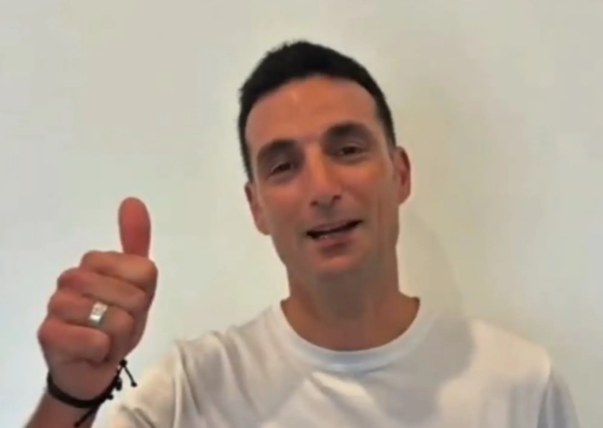 De mundialista a mundialistas: Scaloni reapareció en redes con un mensaje para Las Leonas y Los Leones antes del debut
