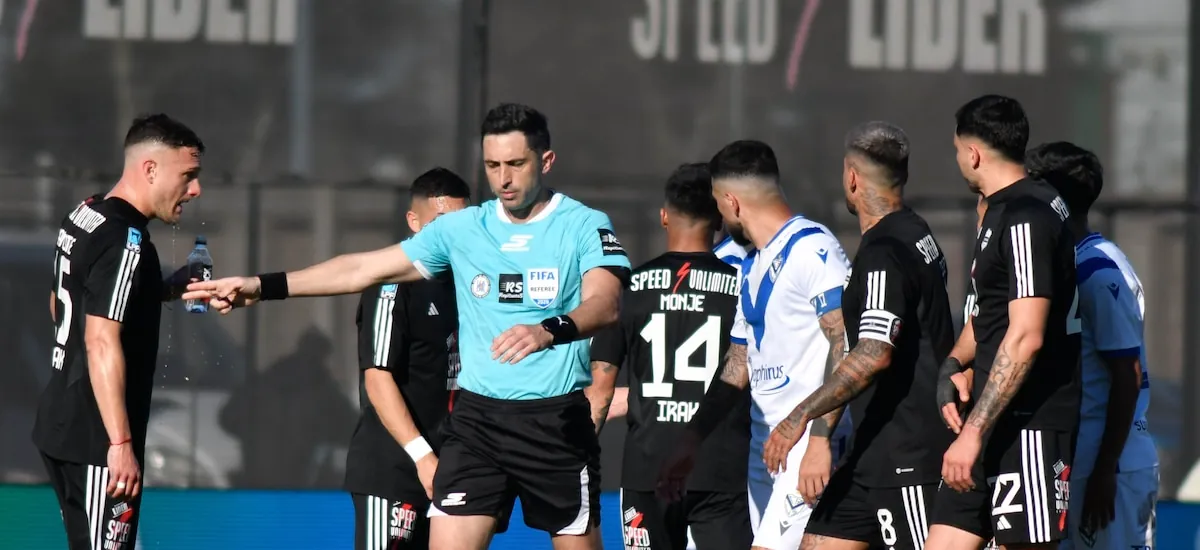 La AFA suspendió a los árbitros Nazareno Arasa y Diego Ceballos tras la polémica en el partido Riestra-Velez