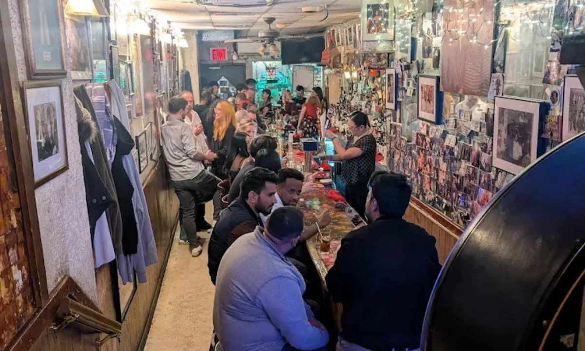 El bar más barato de Times Square lleva 54 años sirviendo cervezas a US$5 y hoy lucha por no cerrar