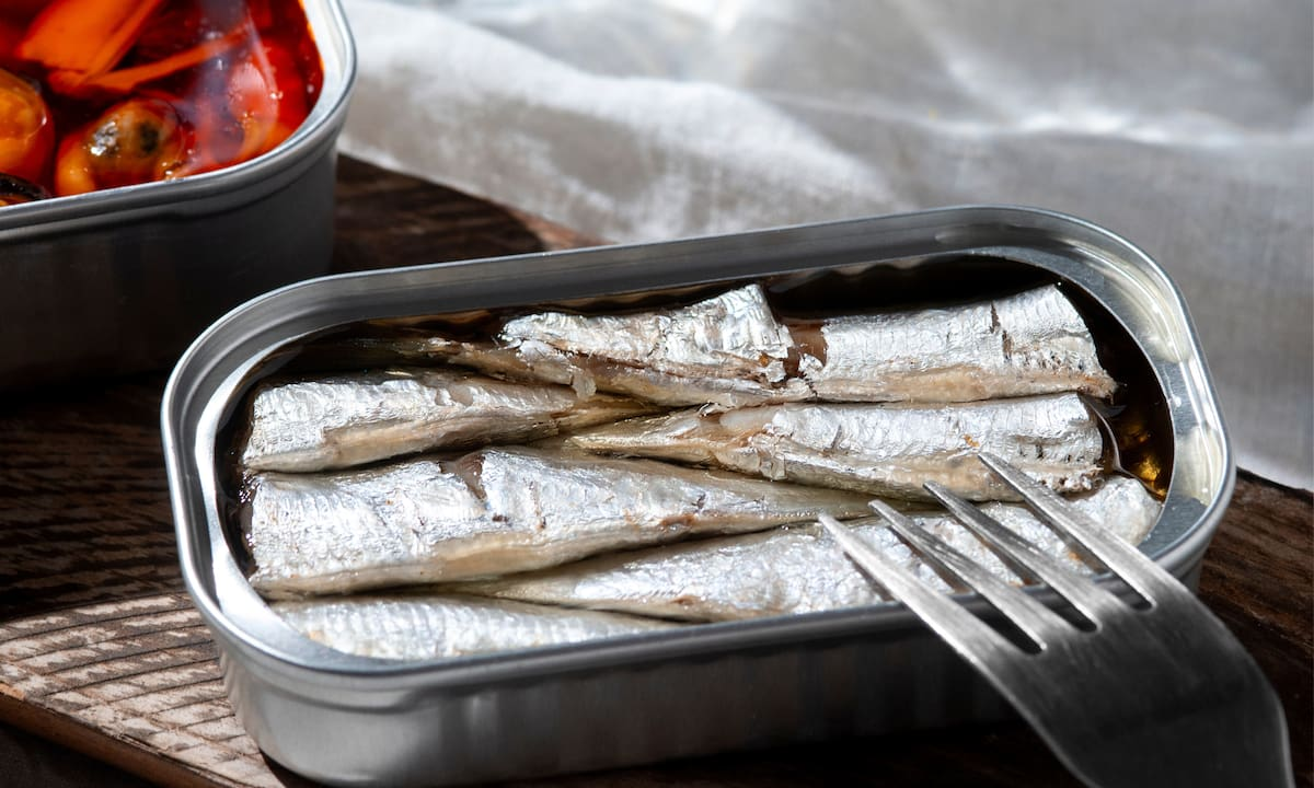 El chef Carlos Gómez explicó cómo convertir sardinas en lata en un plato nutritivo y delicioso