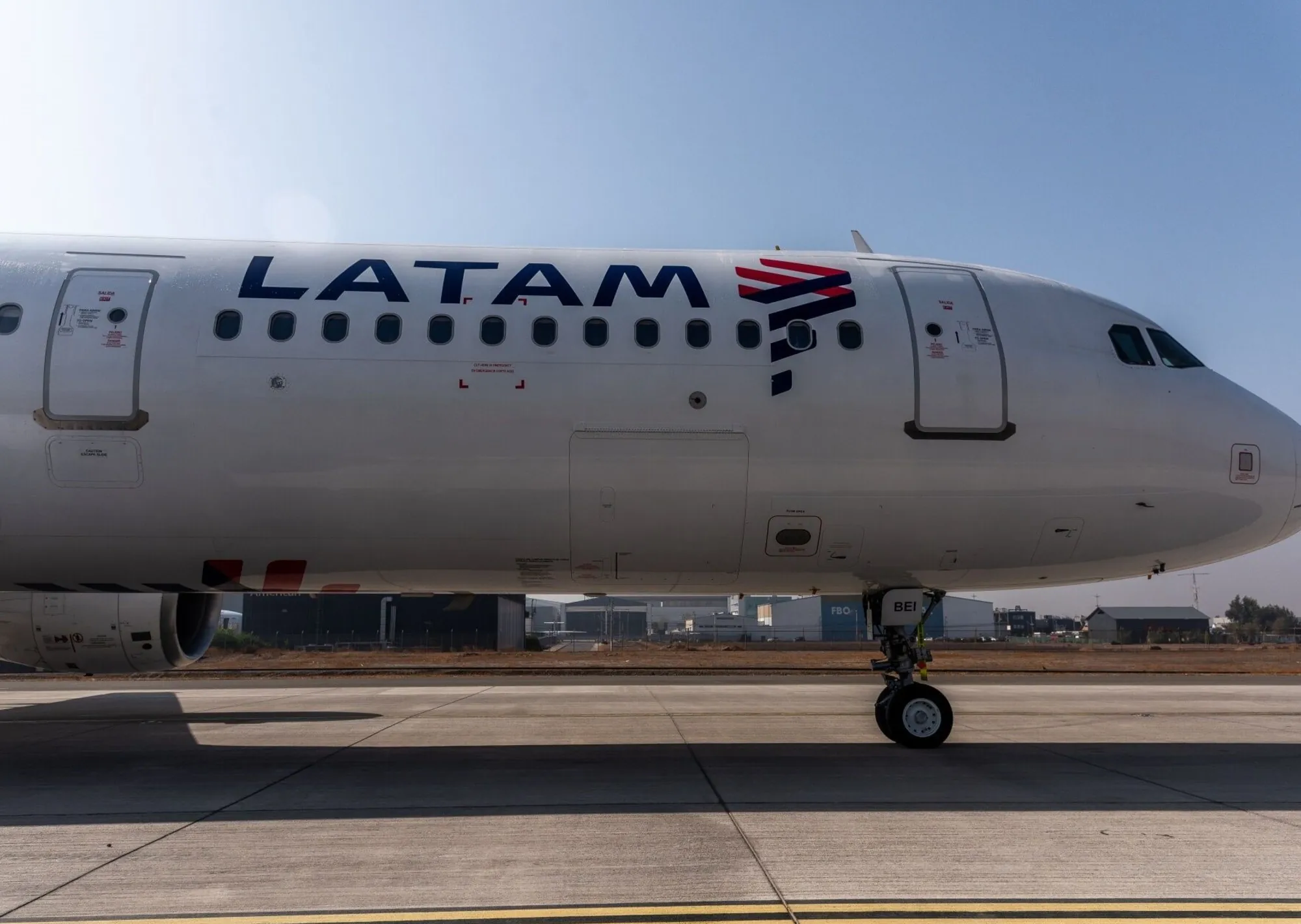 Susto en un avión en Uruguay: hubo fuego en un motor que se tragó un pájaro y debió regresar al aeropuerto