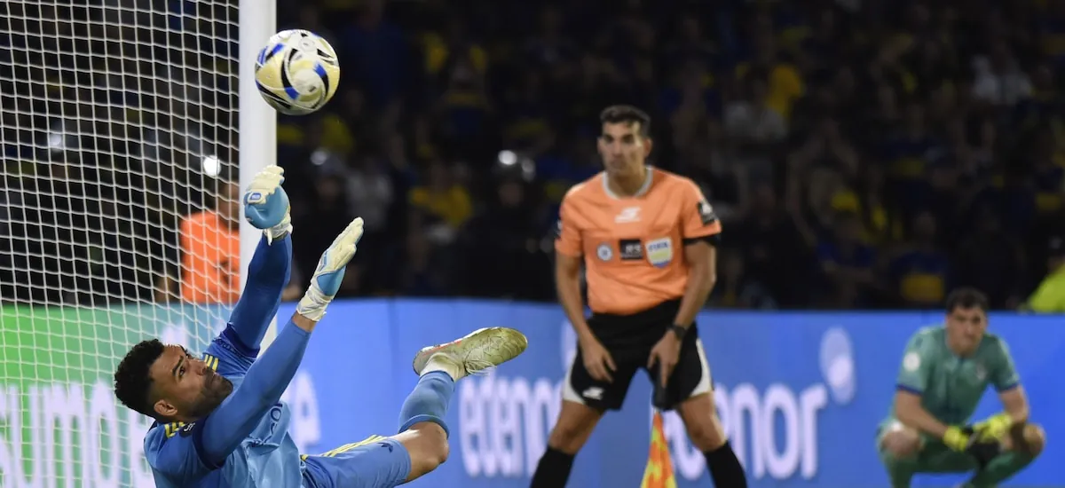Los dos penales que atajó Álvaro Montero y lo convirtieron en el héroe de Boca ante Vélez por la Copa Argentina