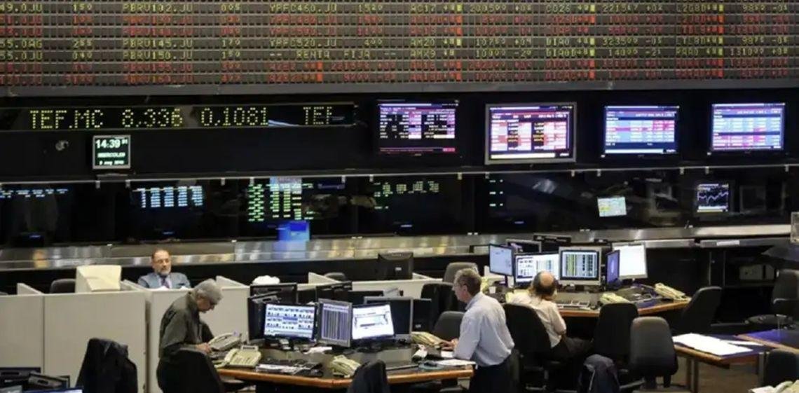 Sube el petróleo por el conflicto con Irán: qué recomiendan los operadores bursátiles