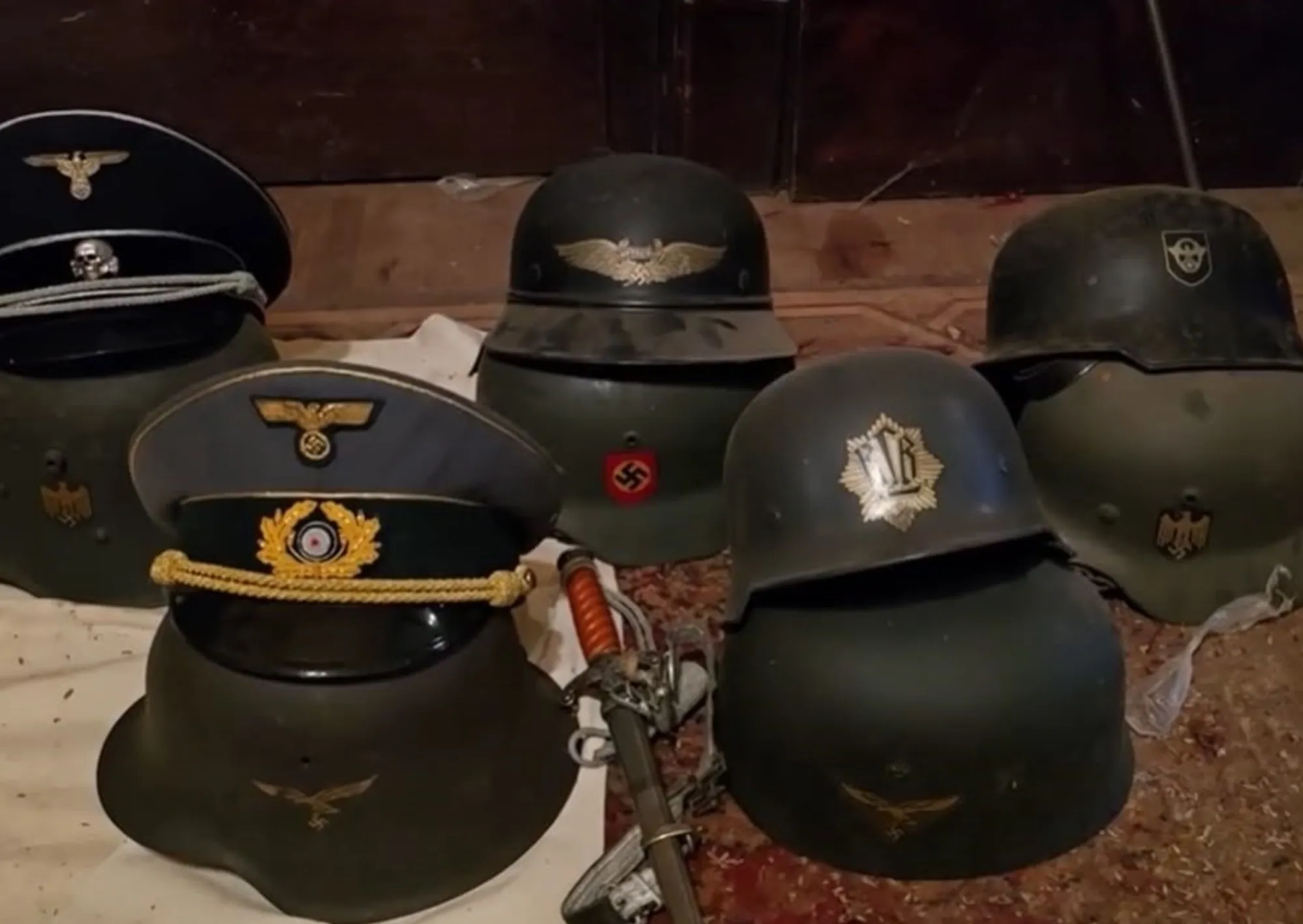 Un hombre de 89 años se descompensó, fueron a atenderlo y le descubrieron un arsenal nazi en su casa