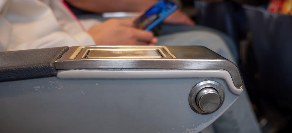 Reclinar el asiento en el avión ya no será gratis: está reconocida aerolínea comenzará a cobrar a los pasajeros por hacerlo