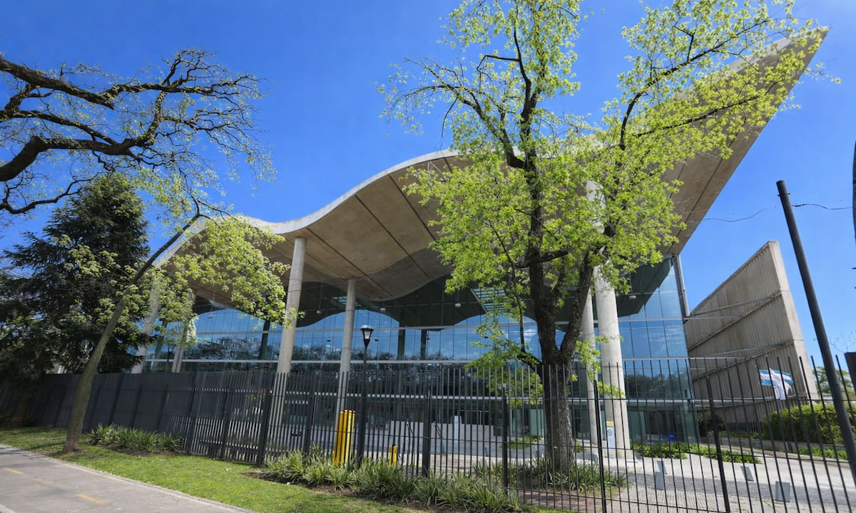 Venden un terreno de casi una manzana en un barrio histórico de la ciudad