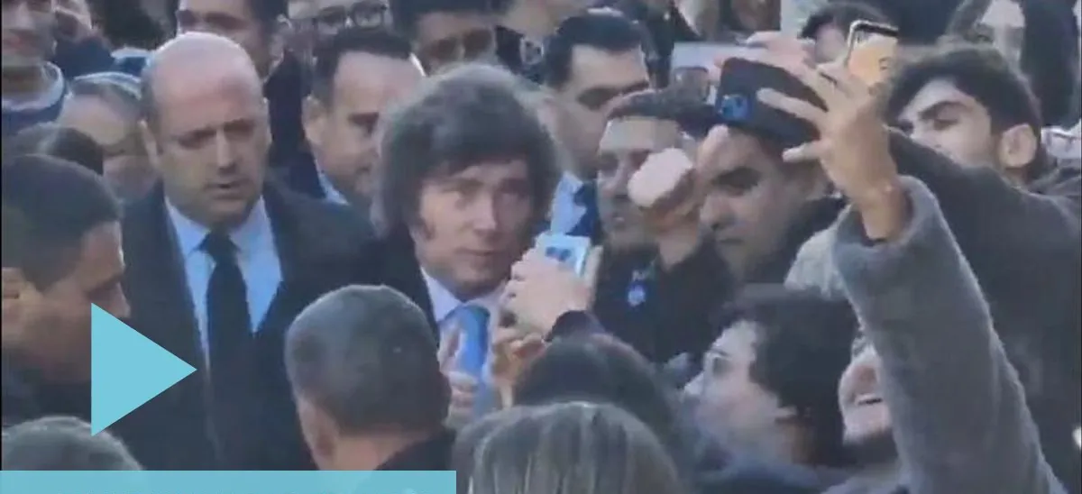 Milei fue a una universidad privada, lo recibieron con "un saludo para Adorni“ y estallaron las burlas en redes