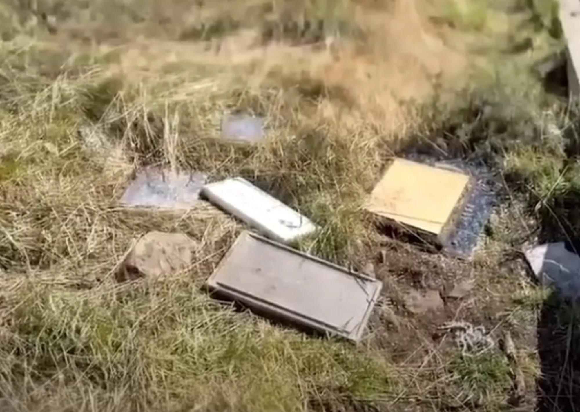 Malvinas: un informe de la TV chilena mostró placas argentinas descartadas junto al Cementerio de Darwin