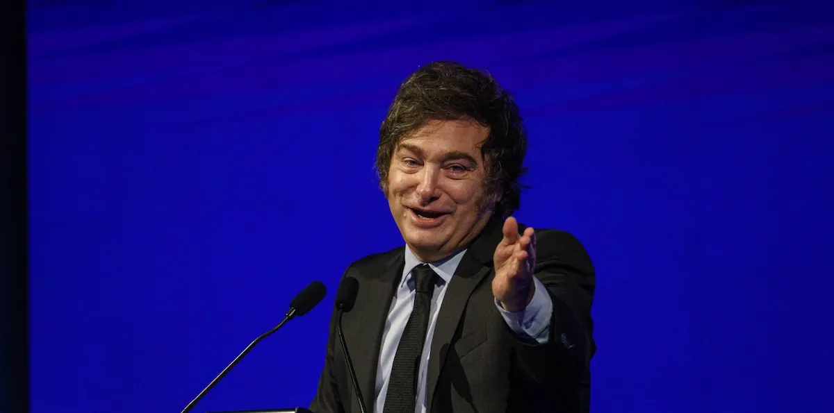 Milei cierra AmCham acompañado por Adorni, a un año de la salida del cepo pero con la inflación arriba de 3%