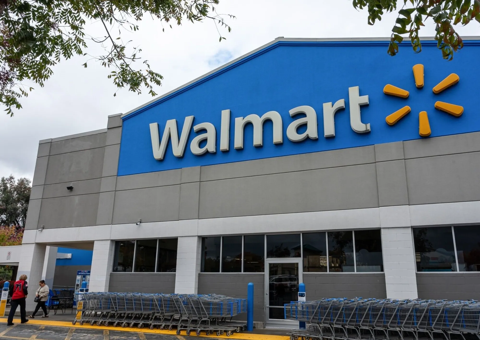 Walmart comenzará a multar, en Canadá, a las personas que no dejen el carrito en el lugar correcto