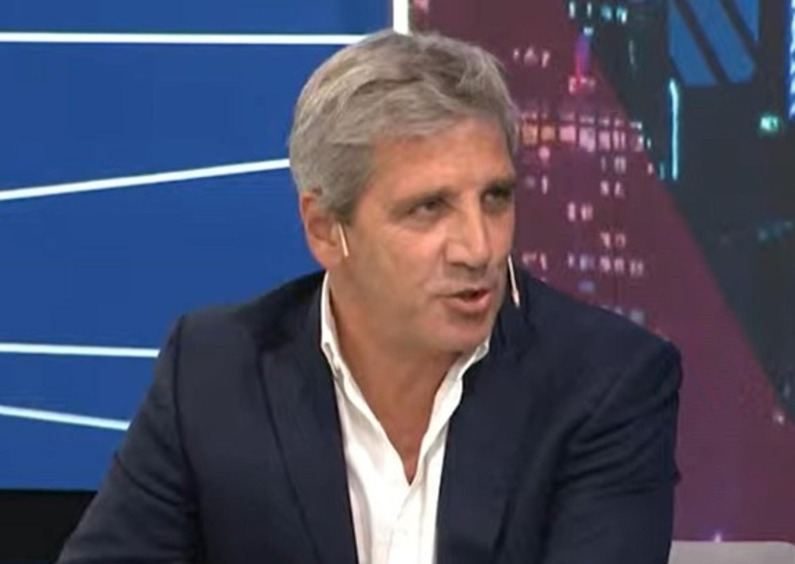 En medio de la polémica por el precio de la ropa, Caputo ratificó la apertura de importaciones: "Una economía abierta claramente favorece a la gente"