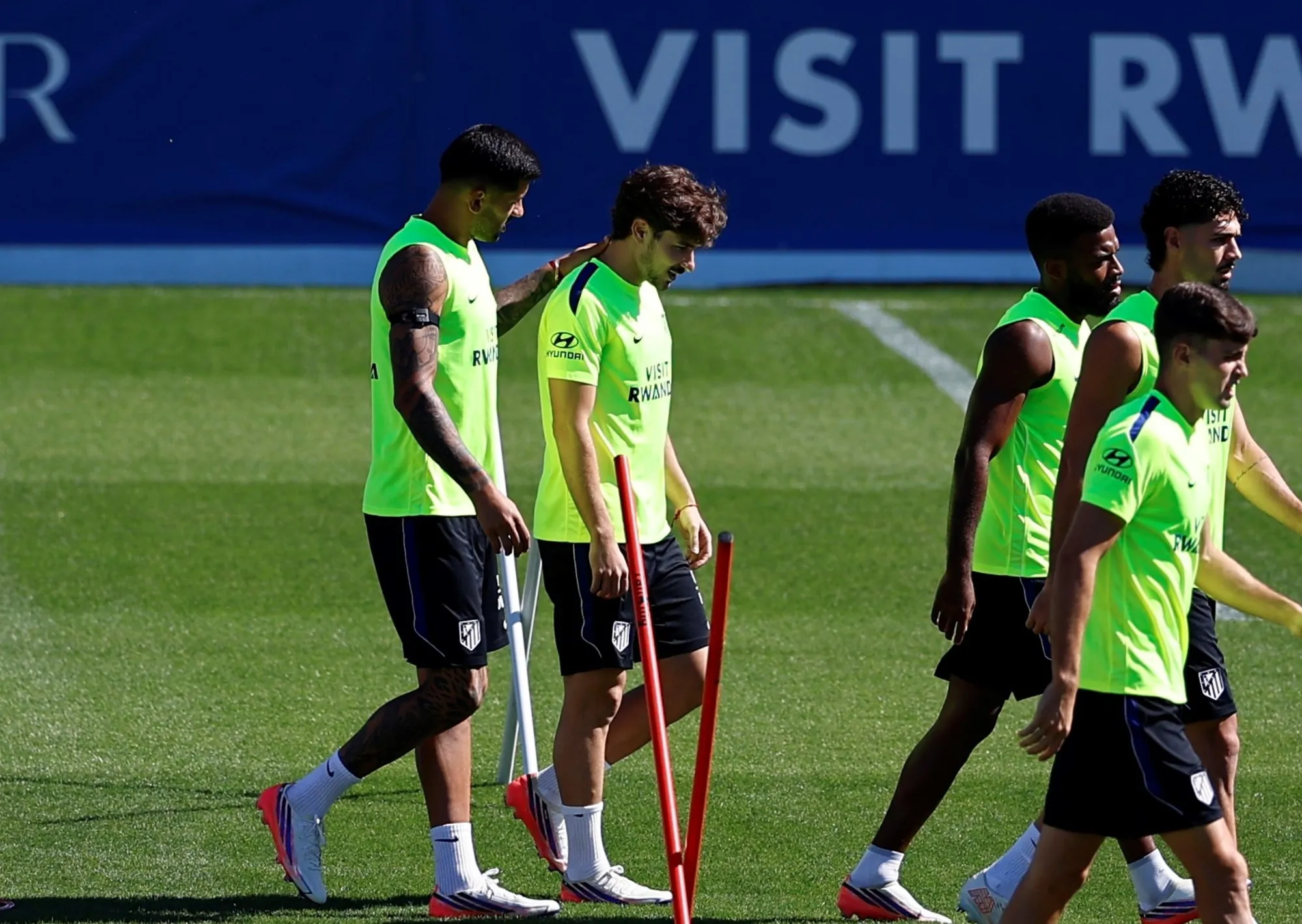 Julián Alvarez volvió a entrenarse con Atlético de Madrid: la banca del Cholo Simeone y Cuti Romero siempre a su lado