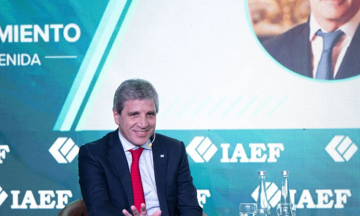 Caputo defendió la apertura y lanzó una advertencia sobre 2027: “El único temor es Kicillof”