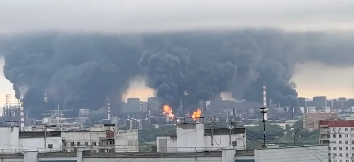 Ucrania volvió a bombardear la refinería de petróleo de Moscú, clave para el suministro de combustible en Rusia