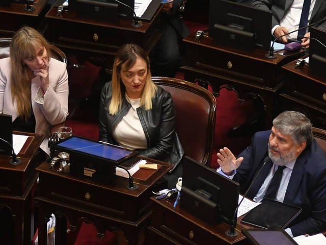 El peronismo hace esfuerzos para evitar fugas en el Senado mientras los K ven peligrar su poder