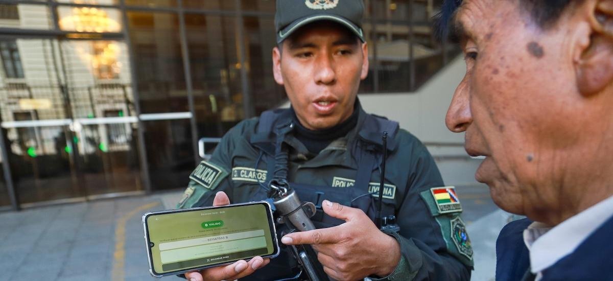 Bolivianos cambian billetes tras suspensión de una serie por siniestro de avión con dinero