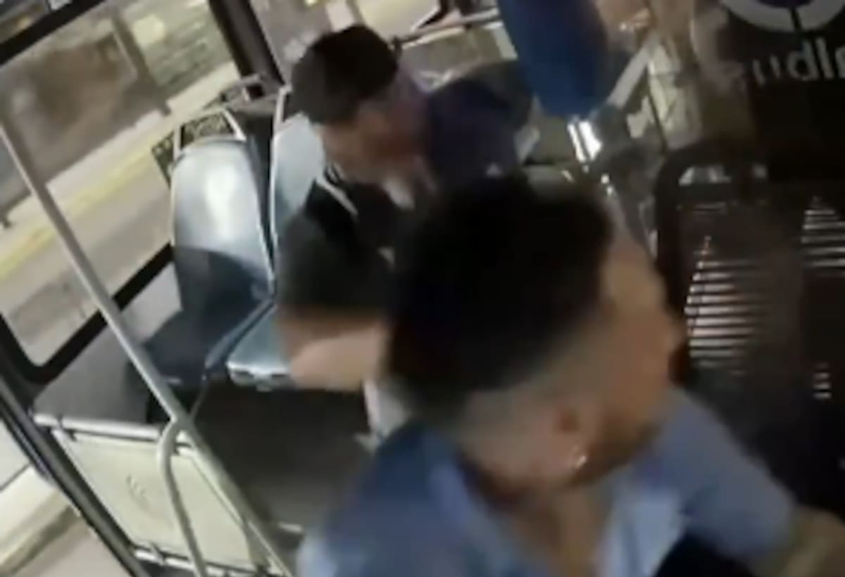 Un chofer se agarró a piñas con un pasajero mientras el colectivo circulaba por la avenida
