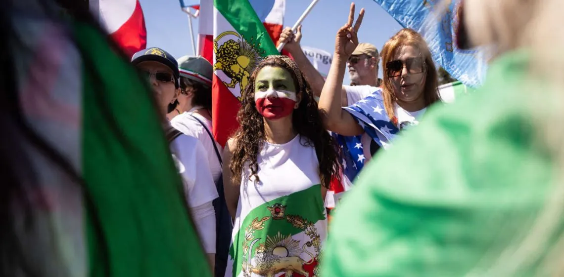 Protestas contra la selección de Irán en Los Ángeles: opositores al régimen se manifestaron antes del debut fr...