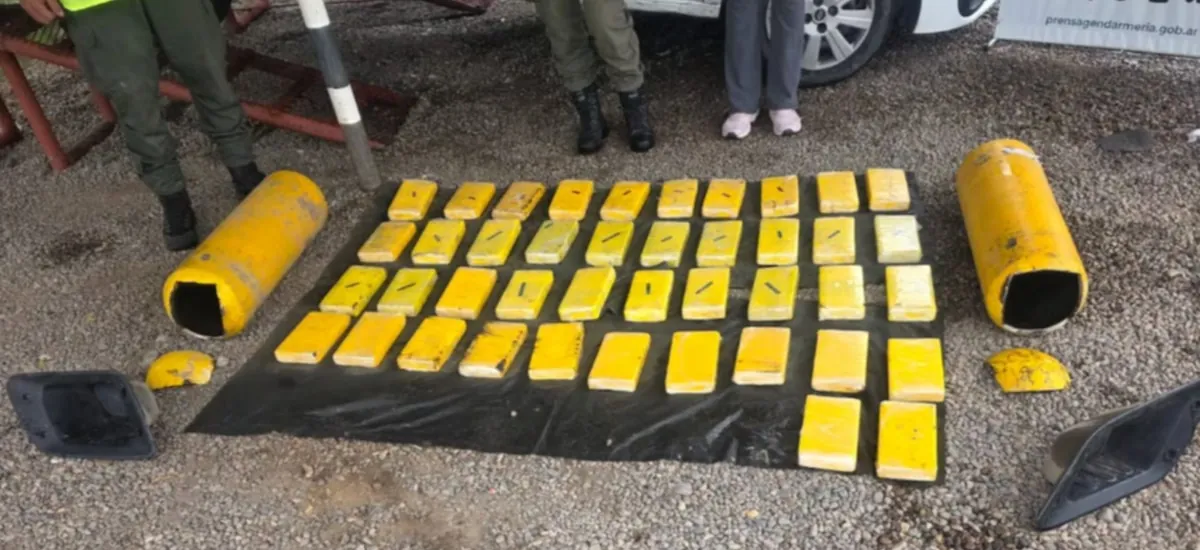 Detuvieron a una mujer que traficaba 44 kilos de cocaína ocultos en los tubos de GNC de una camioneta